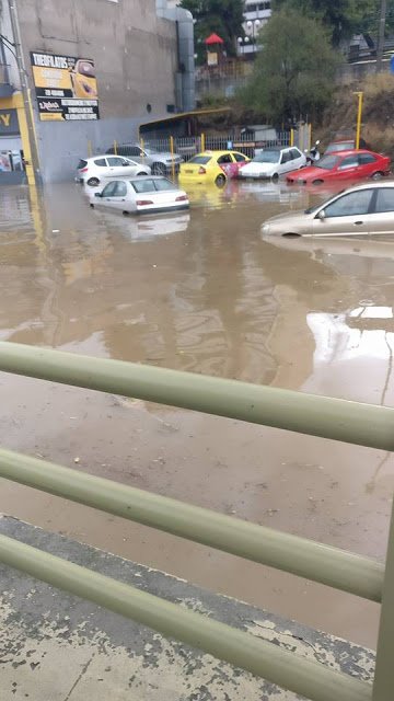 Χείμαρροι οι δρόμοι στην Αθήνα λόγω καταιγίδας -Παρασύρθηκαν ΙΧ στο Κερατσίνι [εικόνες & βίντεο] | iefimerida.gr 4