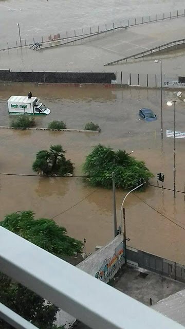 Χείμαρροι οι δρόμοι στην Αθήνα λόγω καταιγίδας -Παρασύρθηκαν ΙΧ στο Κερατσίνι [εικόνες & βίντεο] | iefimerida.gr 2