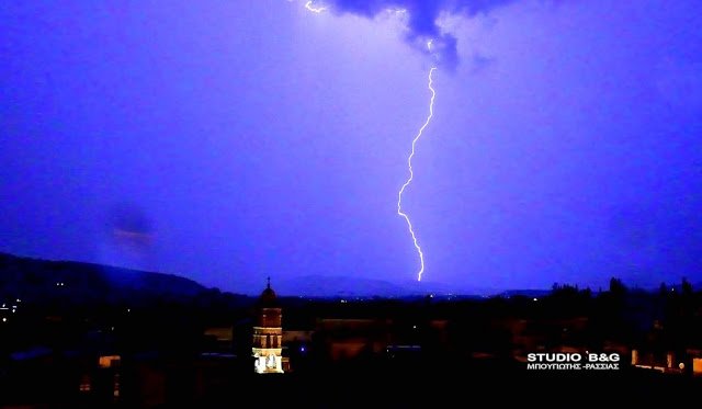 Ο καιρός έκανε τα κόλπα του στο Ναύπλιο- Μοβ ο ουρανός από τους κεραυνούς [εικόνες & βίντεο] | iefimerida.gr 0