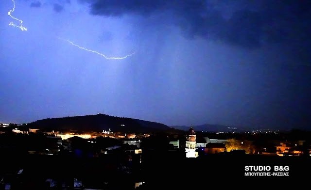 Ο καιρός έκανε τα κόλπα του στο Ναύπλιο- Μοβ ο ουρανός από τους κεραυνούς [εικόνες & βίντεο] | iefimerida.gr 3