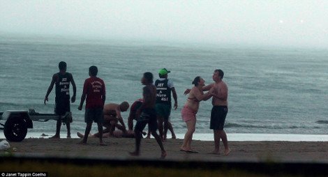 Κεραυνός κατέκαψε και σκότωσε 36χρονη μητέρα σε παραλία της Βραζιλίας [εικόνες] | iefimerida.gr 2