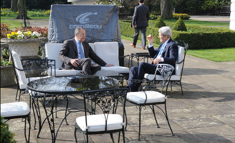 Σε κήπο, ανάμεσα σε λουλούδια, Λαβρόφ και Κέρι αποφασίζουν για το μέλλον της Κριμαίας [εικόνες] | iefimerida.gr 2