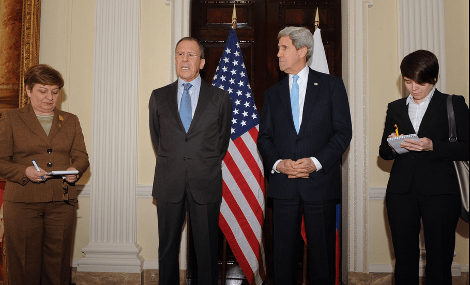 Σε κήπο, ανάμεσα σε λουλούδια, Λαβρόφ και Κέρι αποφασίζουν για το μέλλον της Κριμαίας [εικόνες] | iefimerida.gr 1