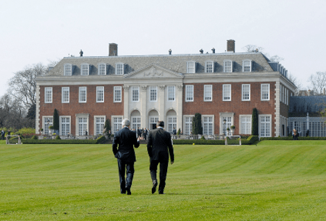 Σε κήπο, ανάμεσα σε λουλούδια, Λαβρόφ και Κέρι αποφασίζουν για το μέλλον της Κριμαίας [εικόνες] | iefimerida.gr 0