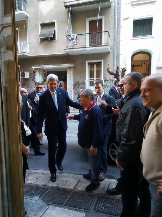 Ο Τζον Κέρι στο κέντρο της Αθήνας -Μπήκε σε ένα φούρνο, τον κέρασαν μελομακάρονα [εικόνες] | iefimerida.gr 0