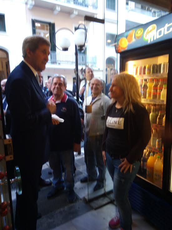 Ο Τζον Κέρι στο κέντρο της Αθήνας -Μπήκε σε ένα φούρνο, τον κέρασαν μελομακάρονα [εικόνες] | iefimerida.gr 1