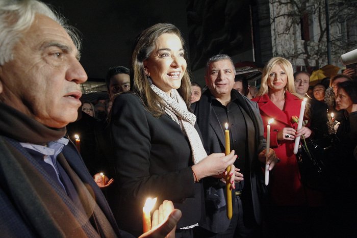 Με κεριά στα χέρια και υπό βροχή η συγκέντρωση για την επιστροφή των γλυπτών του Παρθενώνα στο Μουσείο της Ακρόπολης [εικόνα] | iefimerida.gr 0