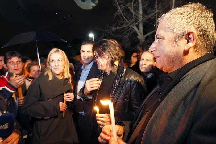 Με κεριά στα χέρια και υπό βροχή η συγκέντρωση για την επιστροφή των γλυπτών του Παρθενώνα στο Μουσείο της Ακρόπολης [εικόνα] | iefimerida.gr 1