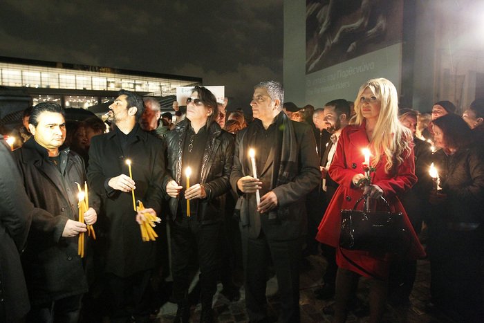 Με κεριά στα χέρια και υπό βροχή η συγκέντρωση για την επιστροφή των γλυπτών του Παρθενώνα στο Μουσείο της Ακρόπολης [εικόνα] | iefimerida.gr 2