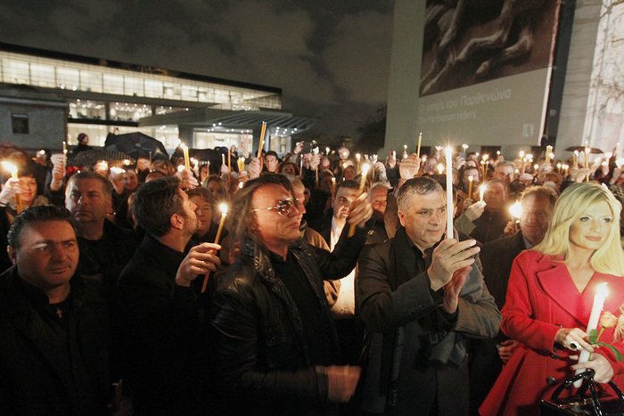 Με κεριά στα χέρια και υπό βροχή η συγκέντρωση για την επιστροφή των γλυπτών του Παρθενώνα στο Μουσείο της Ακρόπολης [εικόνα] | iefimerida.gr 4