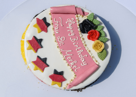 Η... Μέρκελ στην Πύλη του Βραδεμβούργου με τούρτα και μπαλόνια [εικόνες] | iefimerida.gr 1