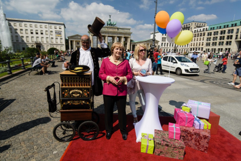 Η... Μέρκελ στην Πύλη του Βραδεμβούργου με τούρτα και μπαλόνια [εικόνες] | iefimerida.gr 2
