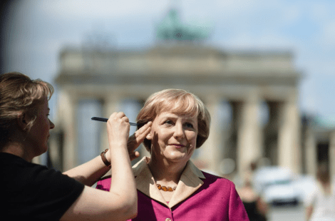 Η... Μέρκελ στην Πύλη του Βραδεμβούργου με τούρτα και μπαλόνια [εικόνες] | iefimerida.gr 3