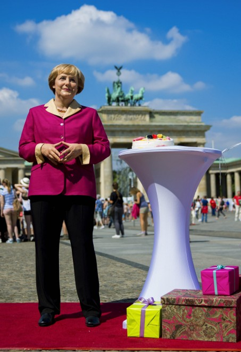 Η... Μέρκελ στην Πύλη του Βραδεμβούργου με τούρτα και μπαλόνια [εικόνες] | iefimerida.gr 4