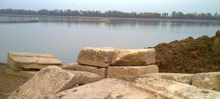 Επέστρεψαν στο Μουσείο Αμφίπολης τα μάρμαρα που είχε πετάξει η Ούλεν στη λίμνη Κερκίνη [εικόνες] | iefimerida.gr 2