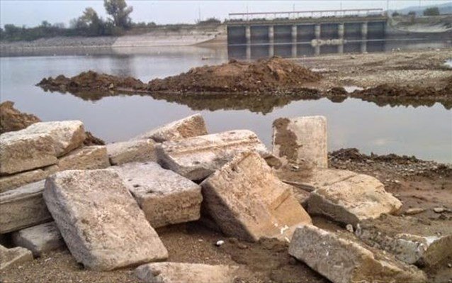 Επέστρεψαν στο Μουσείο Αμφίπολης τα μάρμαρα που είχε πετάξει η Ούλεν στη λίμνη Κερκίνη [εικόνες] | iefimerida.gr 0