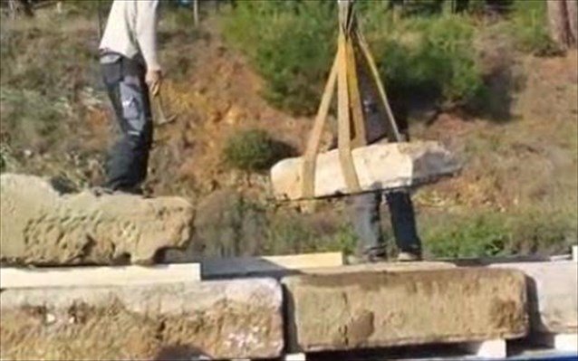 Επέστρεψαν στο Μουσείο Αμφίπολης τα μάρμαρα που είχε πετάξει η Ούλεν στη λίμνη Κερκίνη [εικόνες] | iefimerida.gr 1