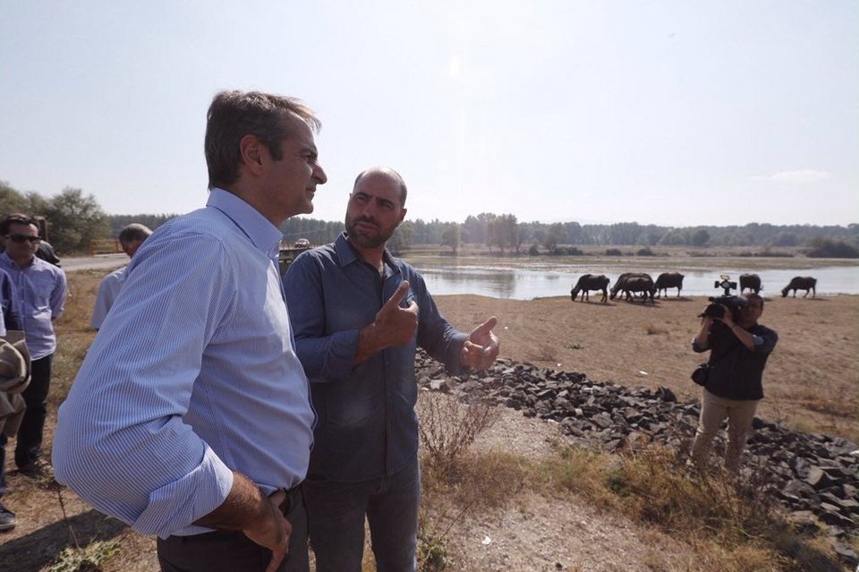Μπουγάτσα, άλογα και βόλτα στα βουβάλια της Κερκίνης στην περιοδεία Μητσοτάκη στις Σέρρες [εικόνες]  | iefimerida.gr 1