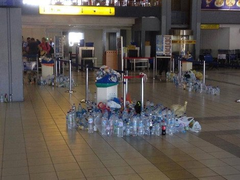 Τα σκουπίδια της Κέρκυρας: Υπήρξε πρόβλημα μόνο για μία ημέρα, απαντά η πολιτική αεροπορία [εικόνες] | iefimerida.gr 0