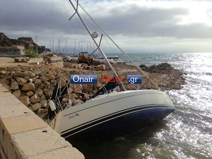 Στην Κέρκυρα οι άνεμοι πέταξαν τα ιστιοπλοϊκά στα βράχια και τα διέλυσαν [εικόνες] | iefimerida.gr 2
