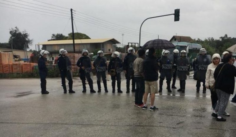 Κέρκυρα: Διμοιρίες των ΜΑΤ έξω από τον ΧΥΤΑ Λευκίμμης [εικόνες] | iefimerida.gr 1