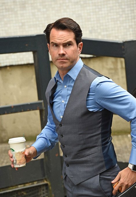 Λεφτά για πέταμα: Ηθοποιός τυλίγει το ζεστό ποτήρι του καφέ του με χαρτονόμισμα για να μην καεί [εικόνες] | iefimerida.gr 0