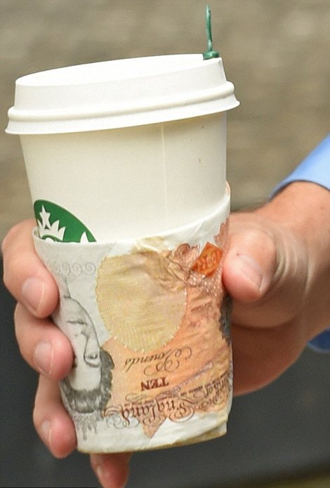 Λεφτά για πέταμα: Ηθοποιός τυλίγει το ζεστό ποτήρι του καφέ του με χαρτονόμισμα για να μην καεί [εικόνες] | iefimerida.gr 1