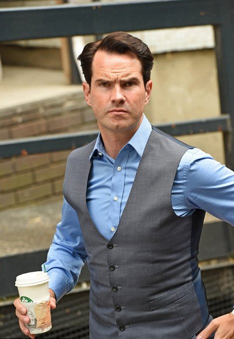 Λεφτά για πέταμα: Ηθοποιός τυλίγει το ζεστό ποτήρι του καφέ του με χαρτονόμισμα για να μην καεί [εικόνες] | iefimerida.gr 2