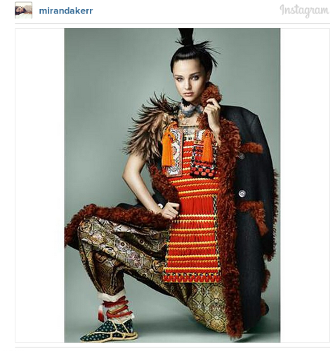 Η Μιράντα Κερ με μαύρη περούκα, σκούρα σκιά και παραδοσιακά ιαπωνικά ρούχα σκανδαλίζει ως γκέισα [εικόνες] | iefimerida.gr 1