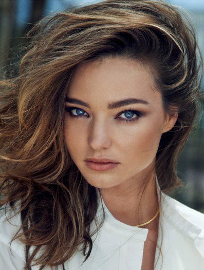 Η Μιράντα Κερ ποζάρει πάνω σε μοτοσικλέτα και μοιράζει εγκεφαλικά [εικόνες] | iefimerida.gr 1