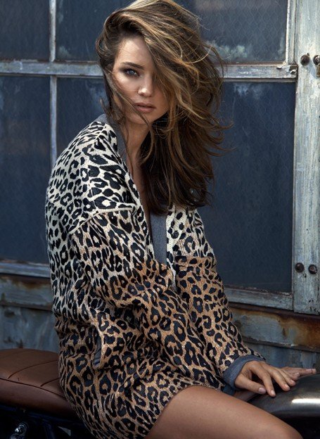 Η Μιράντα Κερ ποζάρει πάνω σε μοτοσικλέτα και μοιράζει εγκεφαλικά [εικόνες] | iefimerida.gr 0