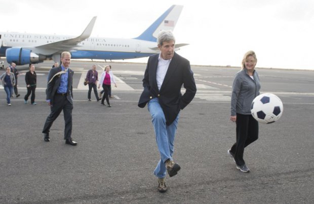 Ο Τζον Κέρι και το τόπι -Ο υπουργός Εξωτερικών των ΗΠΑ κάνει κόλπα με την μπάλα για να ξεμουδιάσει [εικόνες] | iefimerida.gr 3