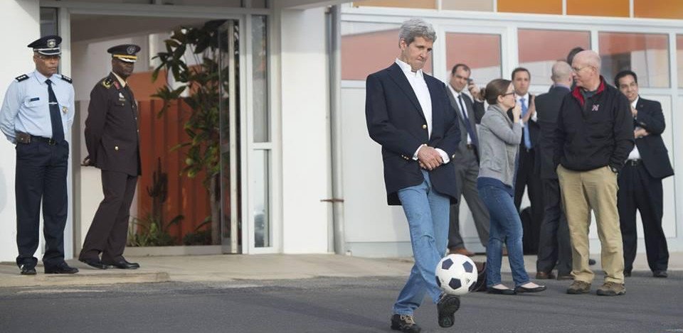 Ο Τζον Κέρι και το τόπι -Ο υπουργός Εξωτερικών των ΗΠΑ κάνει κόλπα με την μπάλα για να ξεμουδιάσει [εικόνες] | iefimerida.gr 1