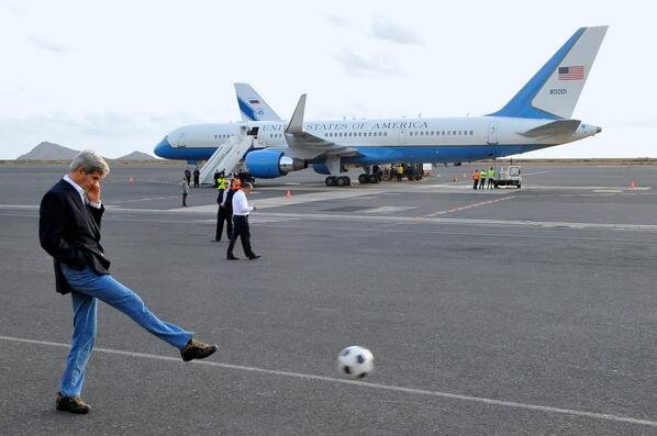 Ο Τζον Κέρι και το τόπι -Ο υπουργός Εξωτερικών των ΗΠΑ κάνει κόλπα με την μπάλα για να ξεμουδιάσει [εικόνες] | iefimerida.gr 2