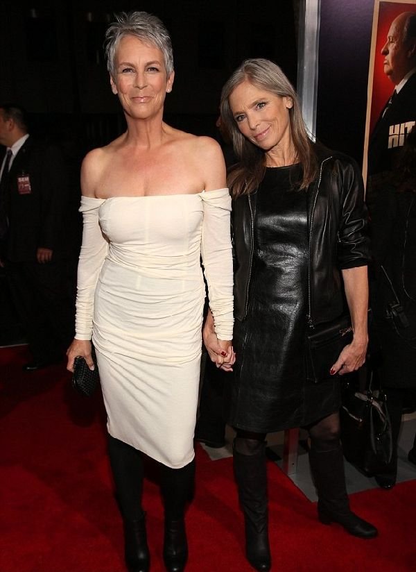 Παρά τα 50 της χρόνια και το γκρίζο μαλλί, η Τζέιμι Λι Κέρτις παραμένει άκρως εντυπωσιακή [εικόνες] | iefimerida.gr 1