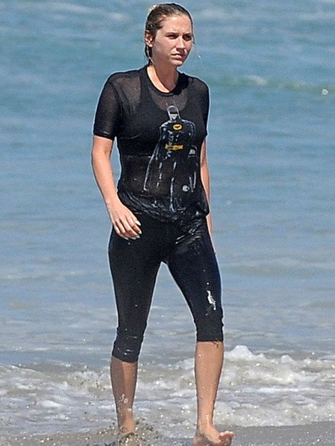 Η τραγουδίστρια που σιχαίνεται τον ήλιο -Εκανε τις βουτιές της ντυμένη από την κορυφή ως τα νύχια [εικόνες] | iefimerida.gr 0