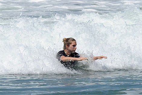 Η τραγουδίστρια που σιχαίνεται τον ήλιο -Εκανε τις βουτιές της ντυμένη από την κορυφή ως τα νύχια [εικόνες] | iefimerida.gr 1