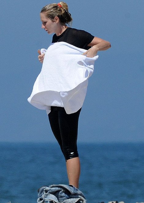 Η τραγουδίστρια που σιχαίνεται τον ήλιο -Εκανε τις βουτιές της ντυμένη από την κορυφή ως τα νύχια [εικόνες] | iefimerida.gr 2