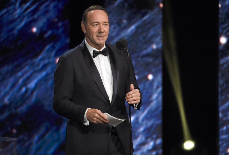 Ο Κέβιν Σπέισι παραδέχεται ότι είναι ομοφυλόφιλος -Η ανάρτησή του [εικόνες] | iefimerida.gr 0