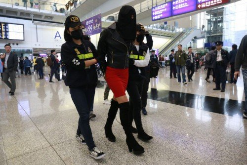 Κεχαγιόγλου: Οι γονείς της 19χρονης την έστειλαν Καλαμάτα να σπουδάσει και την είδαν με κουκούλα στο Χονγκ Κονγκ | iefimerida.gr 0