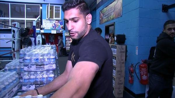 Σταρ της πυγμαχίας έρχεται στην Ελλάδα για τους πρόσφυγες -Φέρνει ρούχα και τρόφιμα [εικόνες & βίντεο] | iefimerida.gr 2