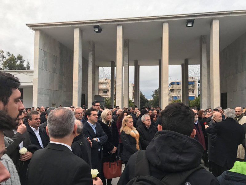 Το τελευταίο αντίο στον Θόδωρο Μιχόπουλο -Δάκρυσε ο Αλέξης Τσίπρας στην κηδεία [βίντεο] | iefimerida.gr 6