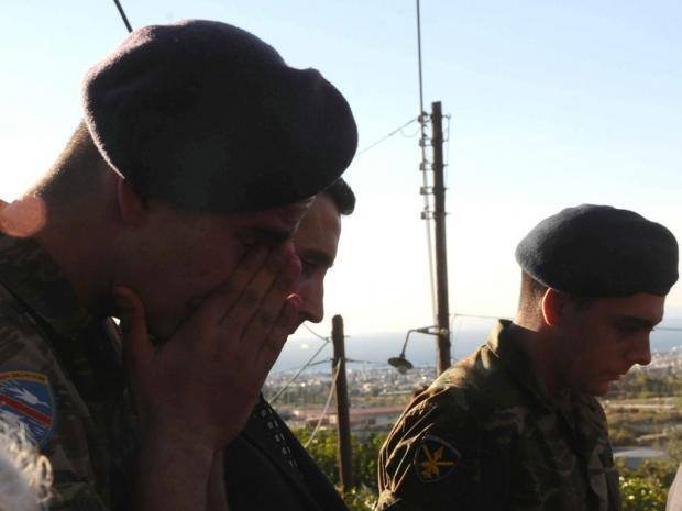 H φωτογραφία που συγκλονίζει από την κηδεία του 19χρονου στρατιώτη: Οταν οι φαντάροι λύγισαν πάνω από το φέρετρο [εικόνες] | iefimerida.gr 0