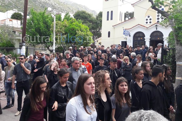 Φίλοι, συγγενείς και τα 4 παιδιά της αποχαιρέτησαν τη Μαρία Ιατρού -Βρέθηκε στη θάλασσα, ύστερα από 15 μέρες [εικόνες & βίντεο] | iefimerida.gr 0