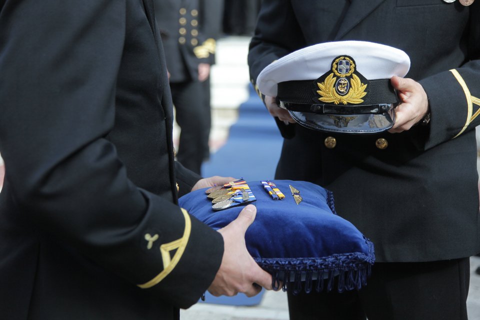 Το ΠΝ αποχαιρέτησε τον τρίτο αξιωματικό-Το τελευταίο αντίο στον ανθυπασπιστή Ελευθέριο Ευαγγέλου [εικόνες]  | iefimerida.gr 0