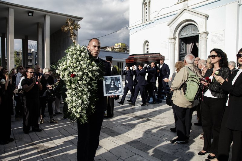 Συγγενείς και φίλοι είπαν το τελευταίο αντίο στη Λούλα Αναγνωστάκη [εικόνες] | iefimerida.gr 2