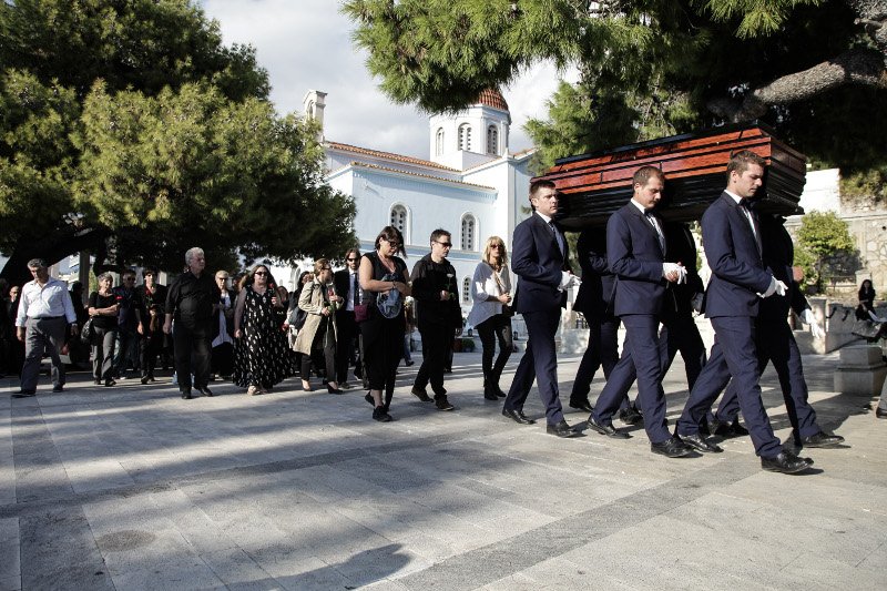 Συγγενείς και φίλοι είπαν το τελευταίο αντίο στη Λούλα Αναγνωστάκη [εικόνες] | iefimerida.gr 3
