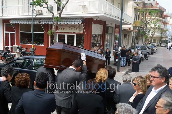 Φίλοι, συγγενείς και τα 4 παιδιά της αποχαιρέτησαν τη Μαρία Ιατρού -Βρέθηκε στη θάλασσα, ύστερα από 15 μέρες [εικόνες & βίντεο] | iefimerida.gr 3
