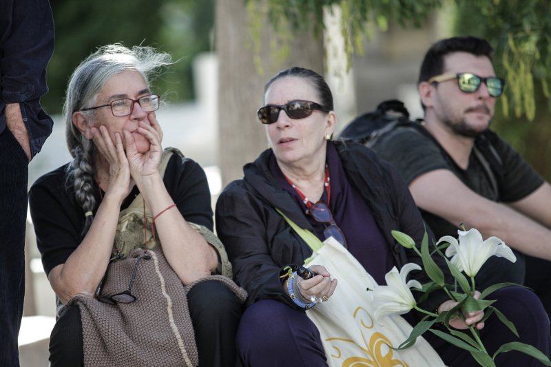 Συγγενείς και φίλοι είπαν το τελευταίο αντίο στη Λούλα Αναγνωστάκη [εικόνες] | iefimerida.gr 4
