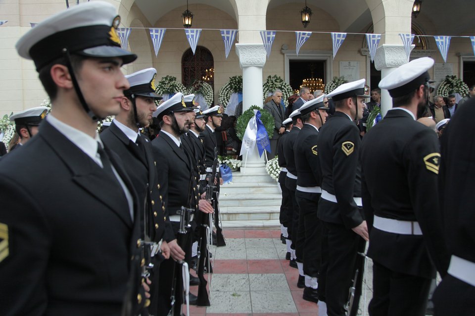 Το ΠΝ αποχαιρέτησε τον τρίτο αξιωματικό-Το τελευταίο αντίο στον ανθυπασπιστή Ελευθέριο Ευαγγέλου [εικόνες]  | iefimerida.gr 2
